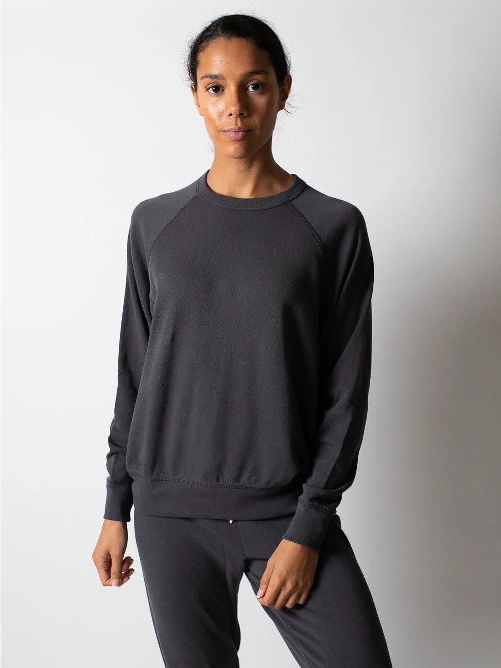 Leallo Women’s Charcoal Dune Solid Crewneck